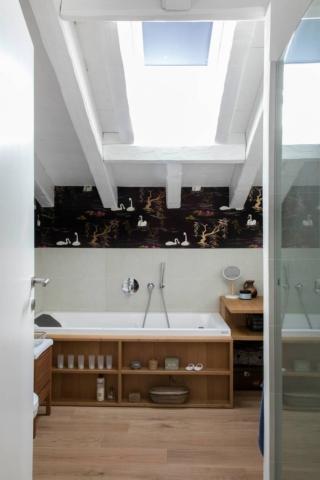 Il bagno naturale con pavimento in parquet e piastrelle bianche grandi e tappezzeria Il bagno naturale con pavimento in parquet e piastrelle bianche grandi e tappezzeria