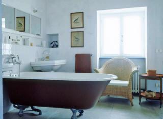 Il bagno con piastrelle bianche retro vasca Il bagno con piastrelle bianche retro vasca