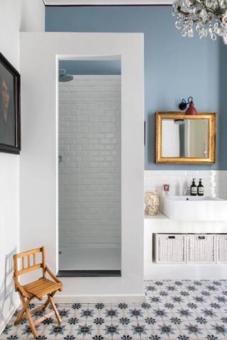 Il bagno con piastrelle rettangolari Il bagno con piastrelle rettangolari