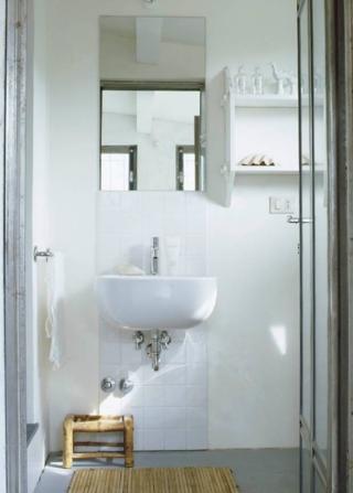 Il bagno semplice ed essenziale con piastrelle bianche Il bagno semplice ed essenziale con piastrelle bianche