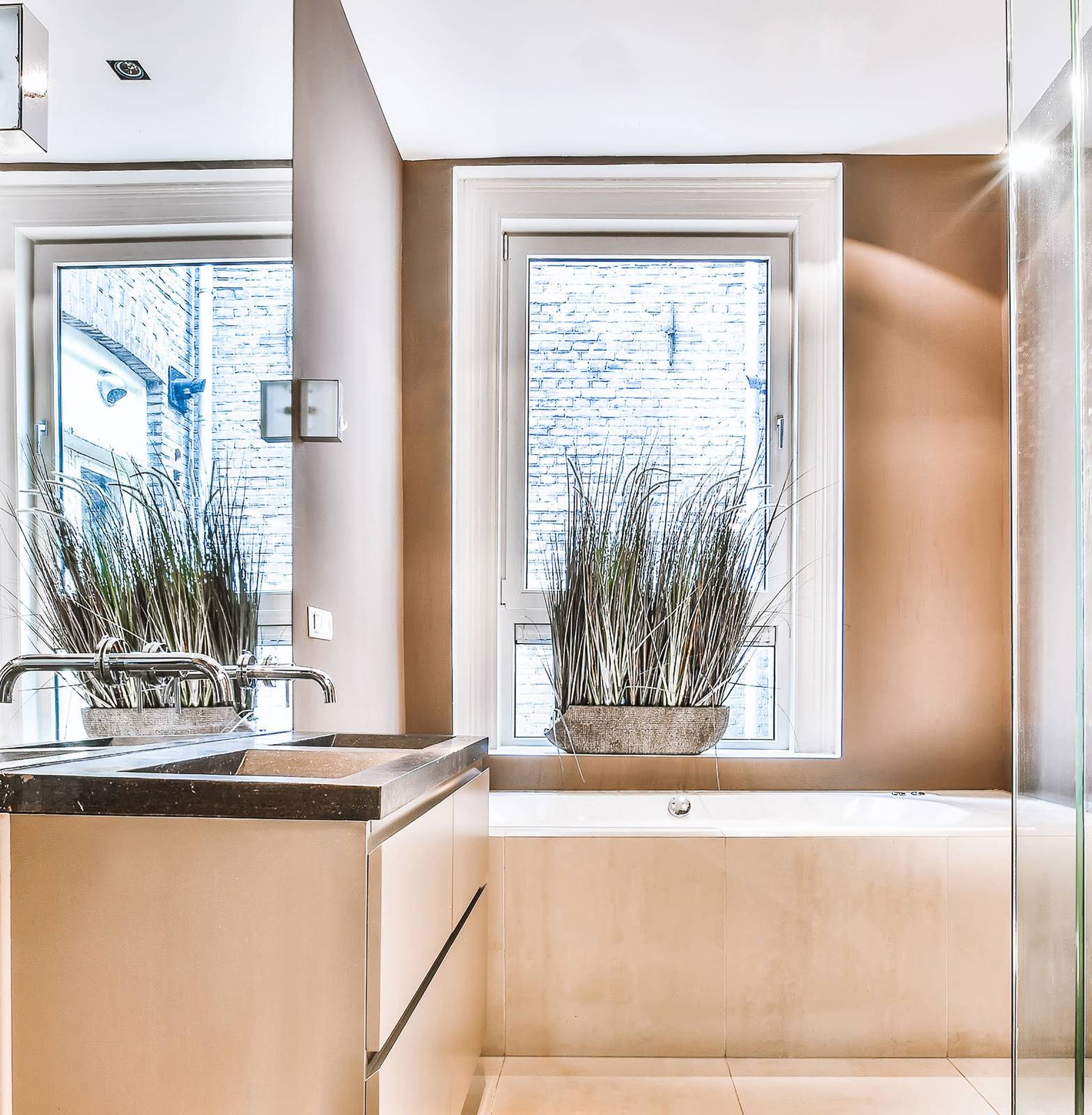 Bagno con pareti rifinite con Thermoigloo di ARD Raccanello, una pittura antimuffa che aumenta il benessere abitativo contribuendo all’isolamento termico e acustico degli ambienti grazie a particolari microparticelle boro-silicee coibenti. Questo particolare prodotto crea infatti sull'intonaco una barriera che riduce gli scambi termici tra l'ambiente ed il supporto, diminuendo le dispersioni di calore e contribuendo così al risparmio energetico.
L'aria calda e umida degli ambienti interni a contatto con le pareti fredde verniciate con le idropitture tradizionali, condensa creando i presupposti per lo sviluppo delle muffe. Isolando termicamente la parete, Thermoigloo impedisce la formazione della condensa consentendo nel contempo la traspirazione del muro ed è pertanto indicata per la pitturazione di locali particolarmente umidi come cucine, bagni, lavanderie, piscine coperte.
L’attribuzione della classe A+ garantisce la rispondenza di Thermoigloo ai massimi standard in termini di riduzione del contenuto di sostanze volatili dannose per la salute e per l’ambiente. Bagno con pareti rifinite con Thermoigloo di ARD Raccanello, una pittura antimuffa che aumenta il benessere abitativo contribuendo all’isolamento termico e acustico degli ambienti grazie a particolari microparticelle boro-silicee coibenti. Questo particolare prodotto crea infatti sull'intonaco una barriera che riduce gli scambi termici tra l'ambiente ed il supporto, diminuendo le dispersioni di calore e contribuendo così al risparmio energetico.
L'aria calda e umida degli ambienti interni a contatto con le pareti fredde verniciate con le idropitture tradizionali, condensa creando i presupposti per lo sviluppo delle muffe. Isolando termicamente la parete, Thermoigloo impedisce la formazione della condensa consentendo nel contempo la traspirazione del muro ed è pertanto indicata per la pitturazione di locali particolarmente umidi come cucine, bagni, lavanderie, piscine coperte.
L’attribuzione della classe A+ garantisce la rispondenza di Thermoigloo ai massimi standard in termini di riduzione del contenuto di sostanze volatili dannose per la salute e per l’ambiente.