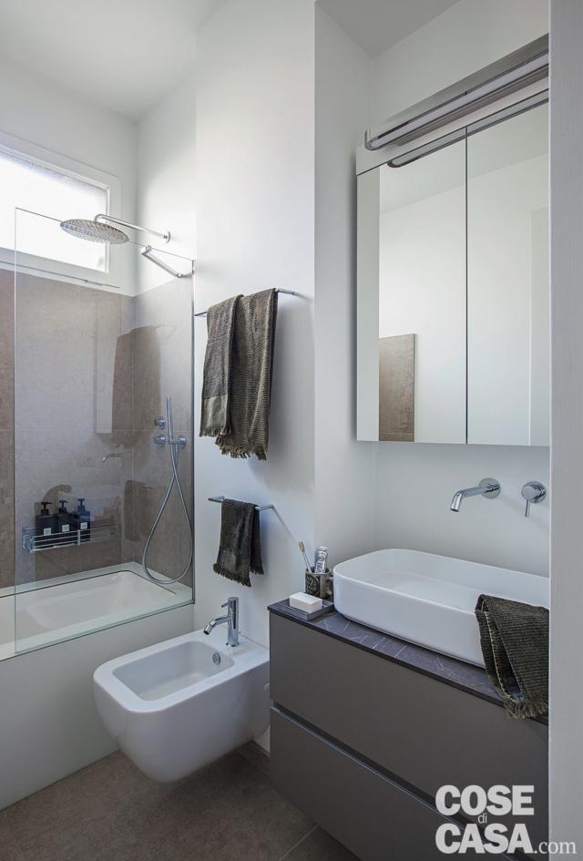 bagno, finestra a nastro, vasca, doccia, soffione, bidet sospeso, mobile lavabo grigio, rubinetto a parete, specchio bagno, finestra a nastro, vasca, doccia, soffione, bidet sospeso, mobile lavabo grigio, rubinetto a parete, specchio
