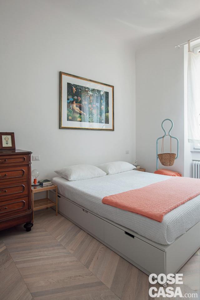 camera matrimoniale del bilocale di 60 mq, giroletto bianco con cassettoni inferiori, comodino in legno, cassettiera, servomuto, finestra, parquet a spina di pesce camera matrimoniale del bilocale di 60 mq, giroletto bianco con cassettoni inferiori, comodino in legno, cassettiera, servomuto, finestra, parquet a spina di pesce