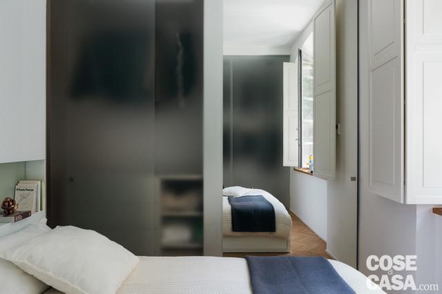 zona notte, camera matrimoniale, cabina armadio con anta in vetro satinato, letto, finestra, scuri in legno, specchio zona notte, camera matrimoniale, cabina armadio con anta in vetro satinato, letto, finestra, scuri in legno, specchio