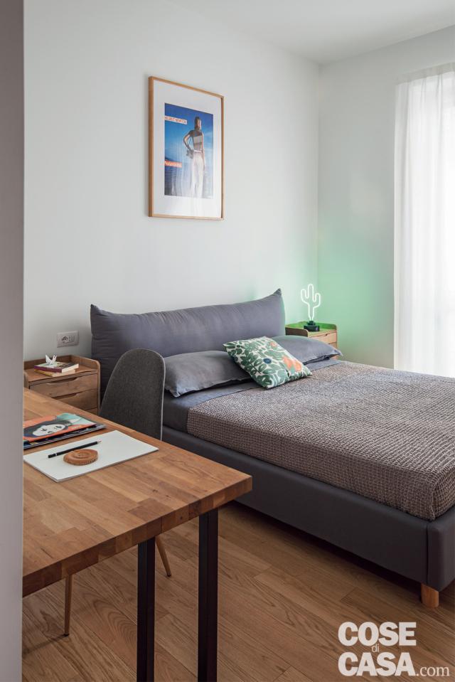 camera matrimoniale, letto tessile grigio, portafinestra, scrivania, parquet in rovere camera matrimoniale, letto tessile grigio, portafinestra, scrivania, parquet in rovere