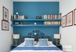 Uno sfondo blu-avio
Per evidenziare la parete dietro il letto
e farne lo sfondo prospettico della stanza,
è stata tinteggiata con smalto coprente opaco
in tonalità blu, in contrasto con l'idropittura bianca delle altre superfici verticali.
Lo stesso colore ritorna anche nel bagno
a uso esclusivo della camera.
12. ripiani al centro
Sulla parete dietro il letto sono
stati montati due scaffali in cartongesso
di spessore 8 cm, tinteggiati nella stessa
tonalità blu-avio. Volutamente fissati
a distanza così ravvicinata l'uno rispetto all'altro, accentuano l'atmosfera raccolta della stanza
di dimensioni contenute. Tra le due mensole, l'altezza di 30 cm è comunque ideale per
allineare su quella inferiore i libri tascabili.
13. Testiera e lampade d'antan
Erano state acquistate dalla proprietaria
da un antiquario per la sua precedente abitazione. La testiera è in ferro battuto; le lampade sui comodini hanno come base due candelabri da chiesa che in origine costituivano un pezzo unico e sono stati in seguito separati e riadattati come lampade; i paralumi sono in pergamena.
14. Le stampe in cornice
Come quelle che arredano le pareti
della cucina sono state acquistate a Parigi. Inquadrate da semplici cornici in arte povera, sono disposte secondo una composizione asimmetrica
ai lati della stanza. Riproducono modelli
di letti a baldacchino e sono dunque perfettamente a tema con la stanza. Uno sfondo blu-avio
Per evidenziare la parete dietro il letto
e farne lo sfondo prospettico della stanza,
è stata tinteggiata con smalto coprente opaco
in tonalità blu, in contrasto con l'idropittura bianca delle altre superfici verticali.
Lo stesso colore ritorna anche nel bagno
a uso esclusivo della camera.
12. ripiani al centro
Sulla parete dietro il letto sono
stati montati due scaffali in cartongesso
di spessore 8 cm, tinteggiati nella stessa
tonalità blu-avio. Volutamente fissati
a distanza così ravvicinata l'uno rispetto all'altro, accentuano l'atmosfera raccolta della stanza
di dimensioni contenute. Tra le due mensole, l'altezza di 30 cm è comunque ideale per
allineare su quella inferiore i libri tascabili.
13. Testiera e lampade d'antan
Erano state acquistate dalla proprietaria
da un antiquario per la sua precedente abitazione. La testiera è in ferro battuto; le lampade sui comodini hanno come base due candelabri da chiesa che in origine costituivano un pezzo unico e sono stati in seguito separati e riadattati come lampade; i paralumi sono in pergamena.
14. Le stampe in cornice
Come quelle che arredano le pareti
della cucina sono state acquistate a Parigi. Inquadrate da semplici cornici in arte povera, sono disposte secondo una composizione asimmetrica
ai lati della stanza. Riproducono modelli
di letti a baldacchino e sono dunque perfettamente a tema con la stanza.