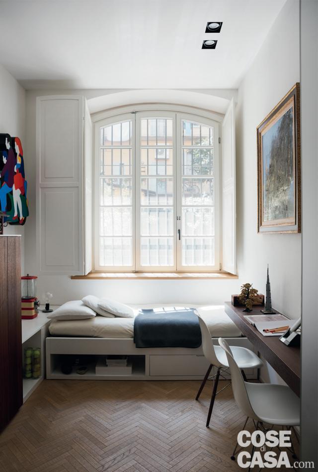 serramento ad arco con griglie, scuri, camera singola, letto nel sottofinestra, zona studio doppia, piano sospeso in legno, sedie di design, quadro, armadio, parquet a spina di pesce serramento ad arco con griglie, scuri, camera singola, letto nel sottofinestra, zona studio doppia, piano sospeso in legno, sedie di design, quadro, armadio, parquet a spina di pesce