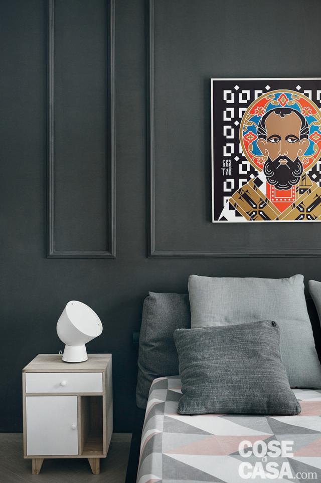 particolare della parete del letto decorata con effetto boiserie particolare della parete del letto decorata con effetto boiserie