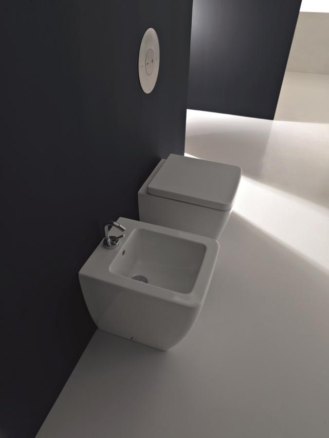 coppia sanitari compatti a terra Ego di Iperceramica in ceramica bianca e forma squadrata coppia sanitari compatti a terra Ego di Iperceramica in ceramica bianca e forma squadrata