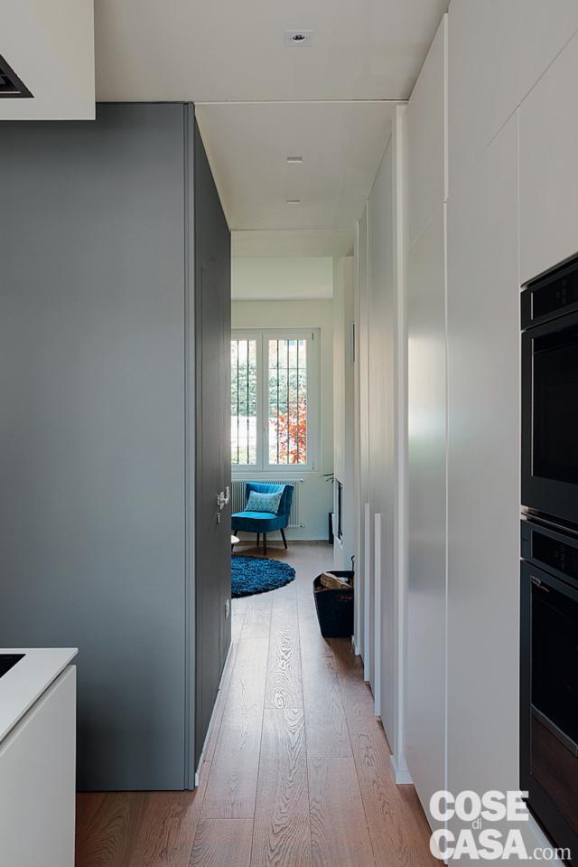 corridoio, volume girgio del bagno con porta filomuro, pavimento in parquet posato a correre, finestra con inferriate, parete attrezzata della cucina corridoio, volume girgio del bagno con porta filomuro, pavimento in parquet posato a correre, finestra con inferriate, parete attrezzata della cucina