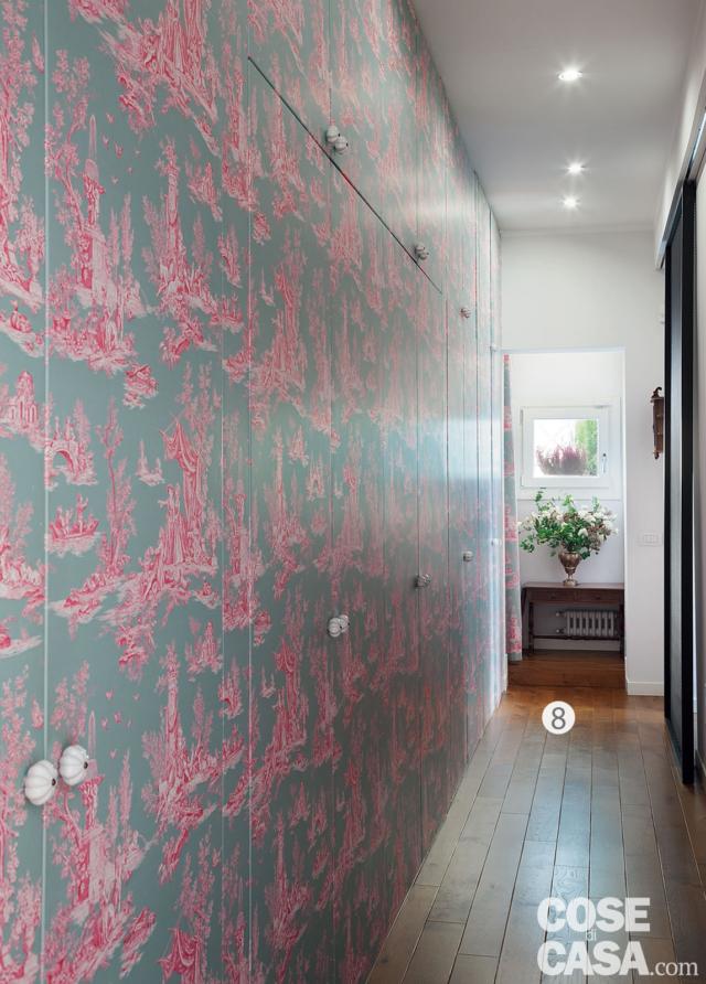 corridoio del trilocale ristrutturato, armadi a tutt'altezza rivestiti con carta da parati, parquet in rovere posato a correre, controsoffitto con faretti incassati corridoio del trilocale ristrutturato, armadi a tutt'altezza rivestiti con carta da parati, parquet in rovere posato a correre, controsoffitto con faretti incassati