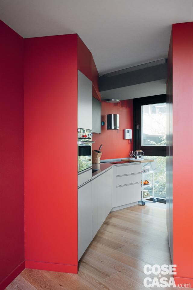 cucina, parete rossa, colonna forno, zona operativa, base su ruote, vetrata, pavimento in parquet cucina, parete rossa, colonna forno, zona operativa, base su ruote, vetrata, pavimento in parquet