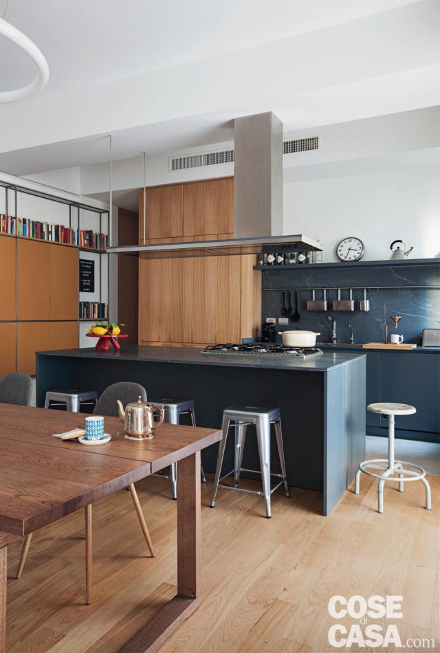 zona pranzo e cucina dell'appartamento anni '50, sgabelli industrial, tavolo, bancone a isola grigio, composizione a parete, dispensa, parete attrezzata, pavimento in parquet zona pranzo e cucina dell'appartamento anni '50, sgabelli industrial, tavolo, bancone a isola grigio, composizione a parete, dispensa, parete attrezzata, pavimento in parquet