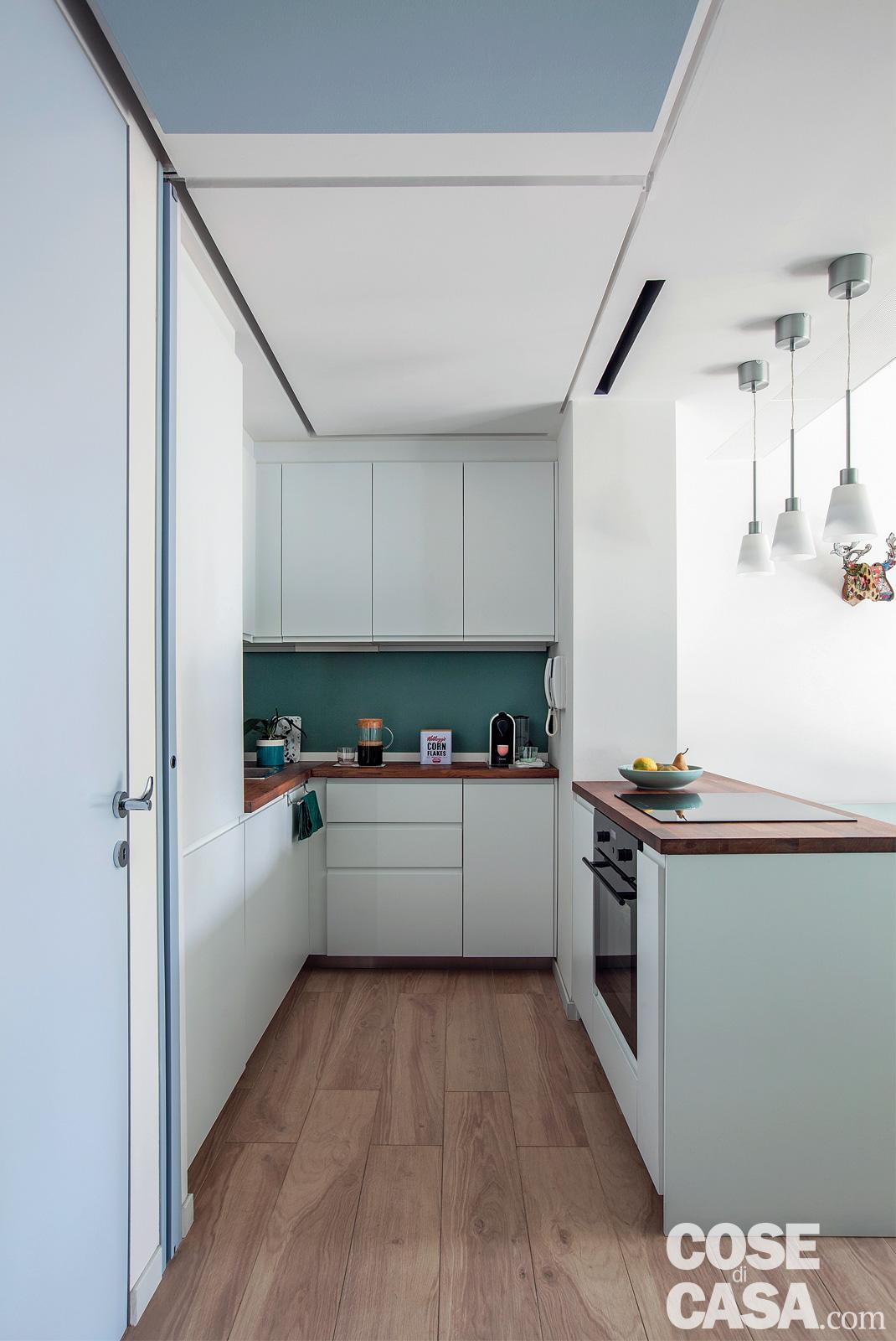 In cucina i moduli in laccato bianco e il top di Ikea sono stati adattati su misura dal falegname. In alto, il lungo taglio nel controsoffitto sopra la zona lavaggio integra l'illuminazione a led; l'altro taglio, sopra la penisola
e il piano a induzione, è per
l'aspirazione dei fumi di cottura. In cucina i moduli in laccato bianco e il top di Ikea sono stati adattati su misura dal falegname. In alto, il lungo taglio nel controsoffitto sopra la zona lavaggio integra l'illuminazione a led; l'altro taglio, sopra la penisola
e il piano a induzione, è per
l'aspirazione dei fumi di cottura.