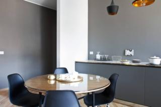 Cucina aperta che sembra un mobile