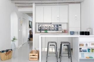 Cucina bianca aperta con bancone