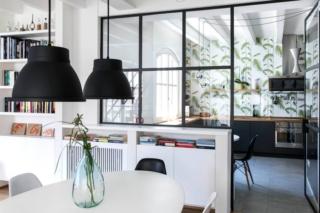 Cucina separata da una vetrata