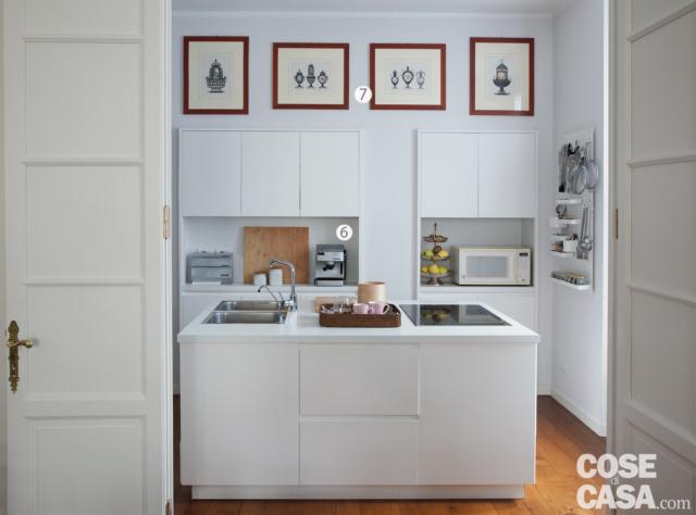 porta a libro, cucina, isola con zona cottura e lavaggio, composizione a parete in laccato bianco opaco, microonde, stampe incorniciate porta a libro, cucina, isola con zona cottura e lavaggio, composizione a parete in laccato bianco opaco, microonde, stampe incorniciate