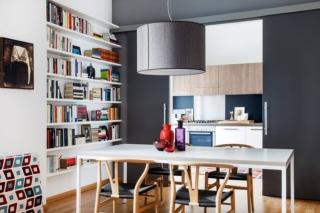 Cucina aperta ma richiudibile con porte scorrevoli grandi