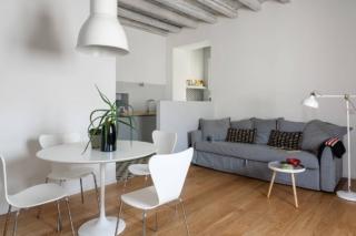 Cucina schermata da un muretto