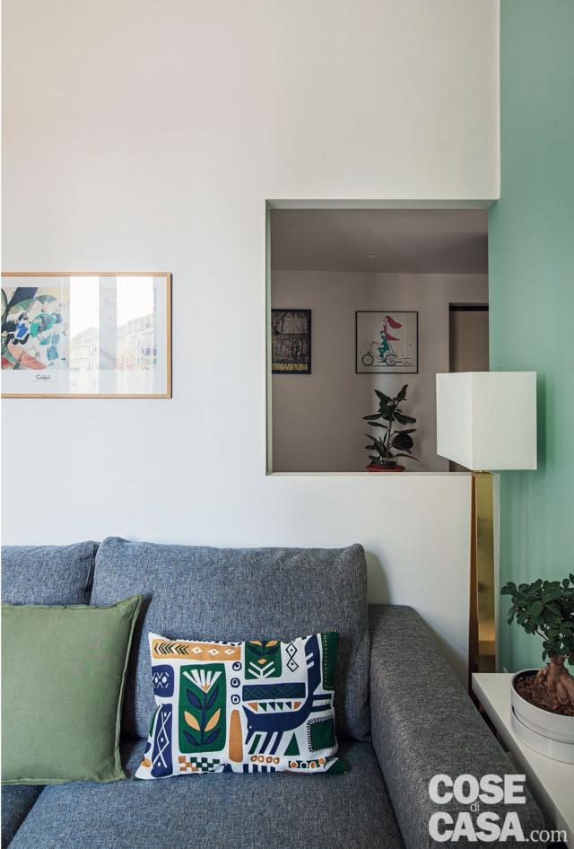 soggiorno, divano in tessuto grigio, cuscini, vano passante interno affacciato sull'ingresso soggiorno, divano in tessuto grigio, cuscini, vano passante interno affacciato sull'ingresso