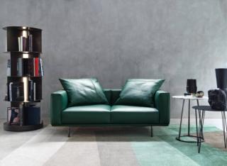 divano due posti binario flou pelle verde piedini finitura brunito opaco divano due posti binario flou pelle verde piedini finitura brunito opaco