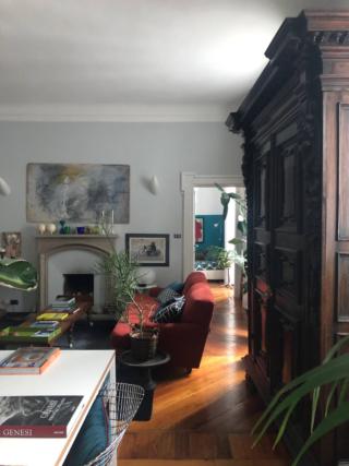 Soggiorno con vecchio armadio abbinato a mobili nuovi Soggiorno con vecchio armadio abbinato a mobili nuovi