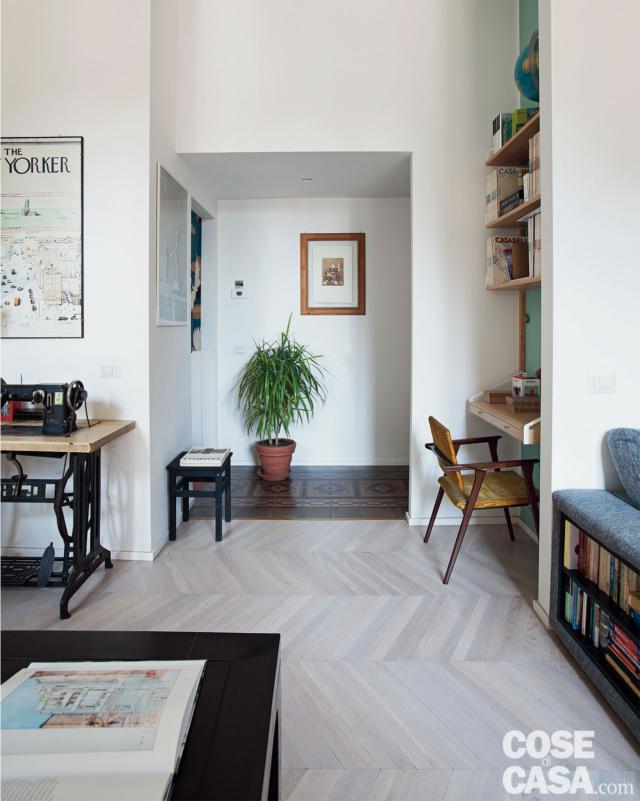 soggiorno, parquet in rovere a spina di pesce, zona studio in nicchia, corridoio con pavimento in marmette, ripiani, macchina per cucire soggiorno, parquet in rovere a spina di pesce, zona studio in nicchia, corridoio con pavimento in marmette, ripiani, macchina per cucire
