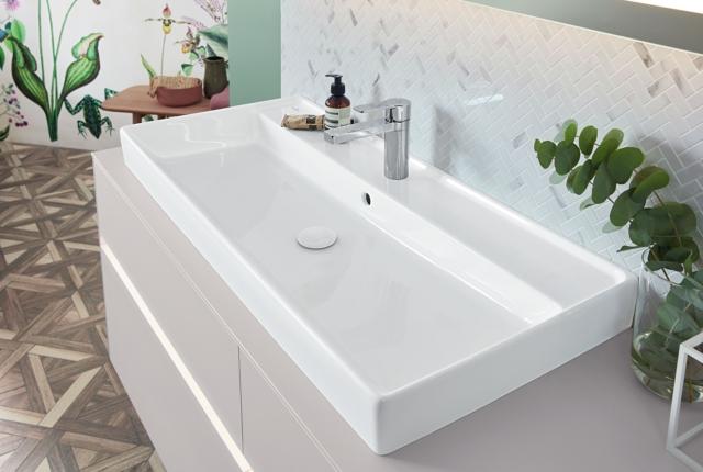 lavabo da appoggio rettangolare Collaro di Villeroy & Boch con piano rubinetteria laterale E bordo di circa 7 mm in Titan-Ceram bianca lucida lavabo da appoggio rettangolare Collaro di Villeroy & Boch con piano rubinetteria laterale E bordo di circa 7 mm in Titan-Ceram bianca lucida