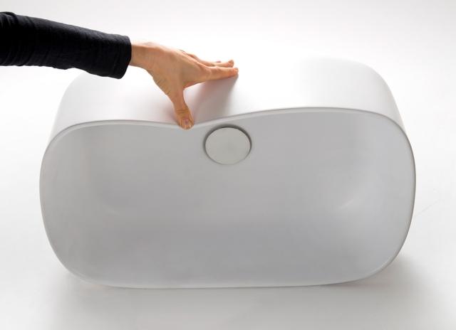 lavabo d’appoggio Bounce di Ever Life Design distribuito da Desivero in poliuretano morbido e con bordo molto sottile lavabo d’appoggio Bounce di Ever Life Design distribuito da Desivero in poliuretano morbido e con bordo molto sottile