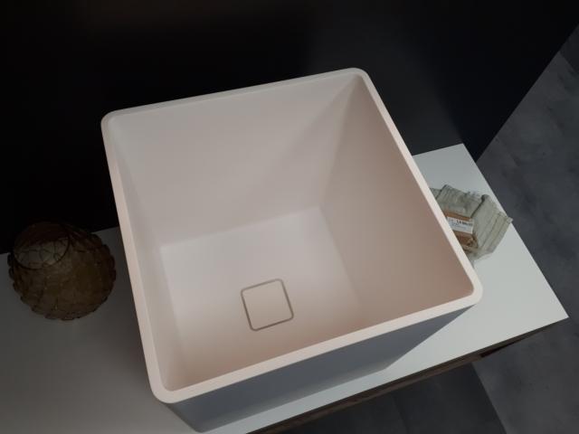 lavabo squadrato Triade 3 Evolution di Planit in Corian® con bordo perimetrale dello spessore di 1,2 cm lavabo squadrato Triade 3 Evolution di Planit in Corian® con bordo perimetrale dello spessore di 1,2 cm