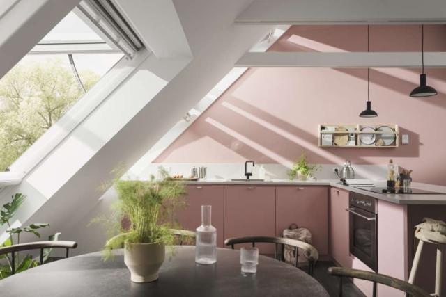 Cucina in mansarda con finestra con apertura a vasistas di 45° di Velux Cucina in mansarda con finestra con apertura a vasistas di 45° di Velux