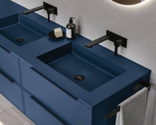 Panorama di RCR Italia è la linea di arredo bagno pensata per dare vita a spazi di carattere, dallo stile ben riconoscibile.
Grazie a una palette cromatica articolata e a finiture intense – opache o lucide – consente di ripensare il bagno attraverso il colore, trasformandolo con pochi elementi ma di forte impatto visivo.
La gamma spazia dalle colorazioni più decise a quelle più delicate, offrendo soluzioni adatte a contesti e sensibilità diverse. A questo si affianca la possibilità di personalizzare il colore del mobile, scegliendo tinte al di fuori della selezione standard: una risposta concreta alle esigenze progettuali di chi desidera un ambiente davvero su misura.