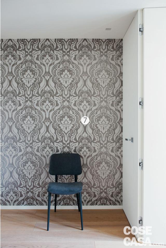 disimpegno, carta da parati grigia damascata, sedia, pavimento in parquet, porte delle camere e del bagno, zoccolino bianco disimpegno, carta da parati grigia damascata, sedia, pavimento in parquet, porte delle camere e del bagno, zoccolino bianco