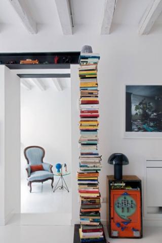 Poltroncina rétro con pavimento, pareti e  soffitto bianchi Poltroncina rétro con pavimento, pareti e  soffitto bianchi