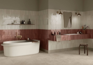 Mid reinterpreta le piccole produzioni artigianali con la precisione del gres porcellanato. Nel formato 6×24 cm con finitura Glossy, ogni pezzo è unico grazie alla graniglia vetrosa e allo smalto lucido, ricco di sfumature e bruciature sui bordi. Disponibile in sei tonalità polverose — Lino, Sabbia, Ambra, Rubino, Turchese e Salvia — è completata dalla struttura 3D Way, ideale per pareti decorative e dettagli architettonici. Mid è ideale per il rivestimento di pareti interne, ma si presta anche per la posa di elementi di arredo e facciate