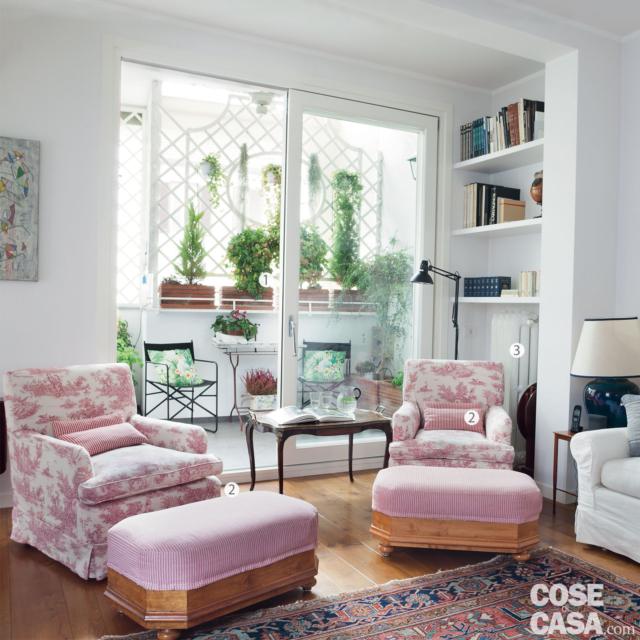 soggiorno, poltrone classiche rivestite in rosa, tavolino, tappeto, vetrata scorrevole, terrazzo, graticcio, nicchia con ripiani, lampada da terra a braccio orientabile, parquet in rovere soggiorno, poltrone classiche rivestite in rosa, tavolino, tappeto, vetrata scorrevole, terrazzo, graticcio, nicchia con ripiani, lampada da terra a braccio orientabile, parquet in rovere