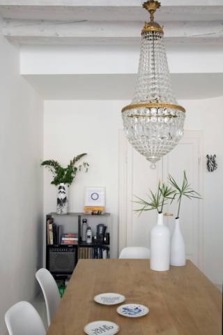 Sala da pranzo con mobili nuovi e vecchio lampadario di famiglia Sala da pranzo con mobili nuovi e vecchio lampadario di famiglia