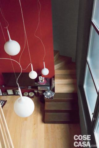 vista dall'alto, vetrata, parete rossa, scala, lampade a sospensione, zona tv, pavimento in parquet