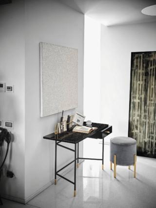scrivania vanity bontempi struttura metallo nero dettagli oro piano supermarmo scrivania vanity bontempi struttura metallo nero dettagli oro piano supermarmo