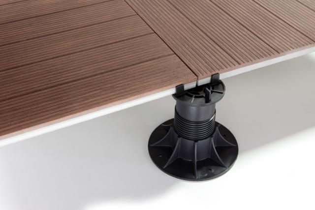 Il pavimento sopraelevato di Uniflair, parte del Gruppo Schneider Electric, è galleggiante e ottenuto con moduli di dimensione di 60×60 cm. Grazie ai supporti regolabili e autolivellanti è possibile adattare rapidamente il pavimento galleggiante alle condizioni della soletta o del manto superficiale. I pannelli sono poi removibili con una apposita maniglia. www.pavimentouniflair.it Il pavimento sopraelevato di Uniflair, parte del Gruppo Schneider Electric, è galleggiante e ottenuto con moduli di dimensione di 60×60 cm. Grazie ai supporti regolabili e autolivellanti è possibile adattare rapidamente il pavimento galleggiante alle condizioni della soletta o del manto superficiale. I pannelli sono poi removibili con una apposita maniglia. www.pavimentouniflair.it
