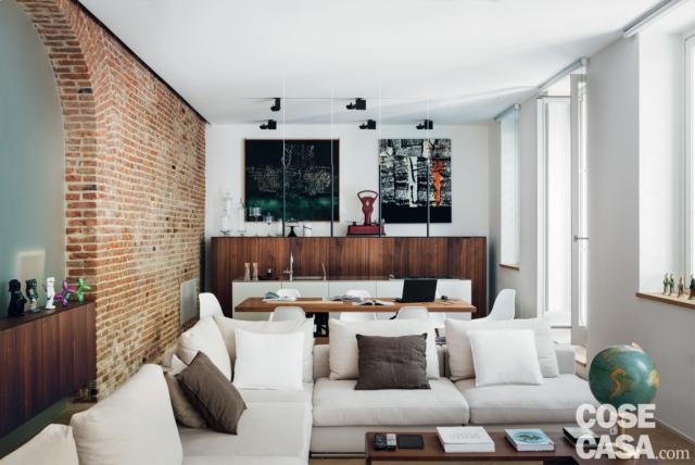 soggiorno dell'abitazione ecocompatibile, arco in mattoni, vetrata satinata, divani bianchi, mobile madia in legno su disegno, finestre, portafinestra soggiorno dell'abitazione ecocompatibile, arco in mattoni, vetrata satinata, divani bianchi, mobile madia in legno su disegno, finestre, portafinestra