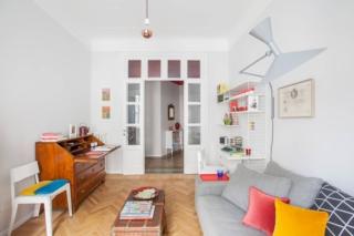 Soggiorno con vecchio comò con ribaltina e mobili nuovi Soggiorno con vecchio comò con ribaltina e mobili nuovi