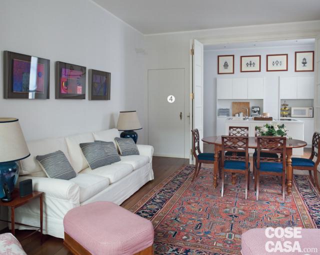 soggiorno, divano bianco, tappeto, pouf rosa, tavolo da pranzo ovale, sedie coordinate, cucina, porta rasomuro, stampe incorniciate, porta a libro a quattro anelli soggiorno, divano bianco, tappeto, pouf rosa, tavolo da pranzo ovale, sedie coordinate, cucina, porta rasomuro, stampe incorniciate, porta a libro a quattro anelli