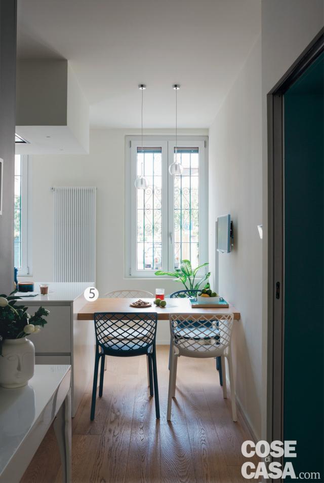 cucina, zona pranzo, sedie con schienale forato, piano in rovere, finestra con inferriate, lampade a sospensione, radiatore d'arredo, pavimento in parquet a doghe cucina, zona pranzo, sedie con schienale forato, piano in rovere, finestra con inferriate, lampade a sospensione, radiatore d'arredo, pavimento in parquet a doghe