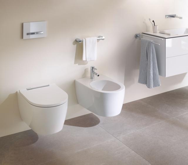 wc e bidet compatti sospesi serie One di Geberit in ceramica bianca wc e bidet compatti sospesi serie One di Geberit in ceramica bianca