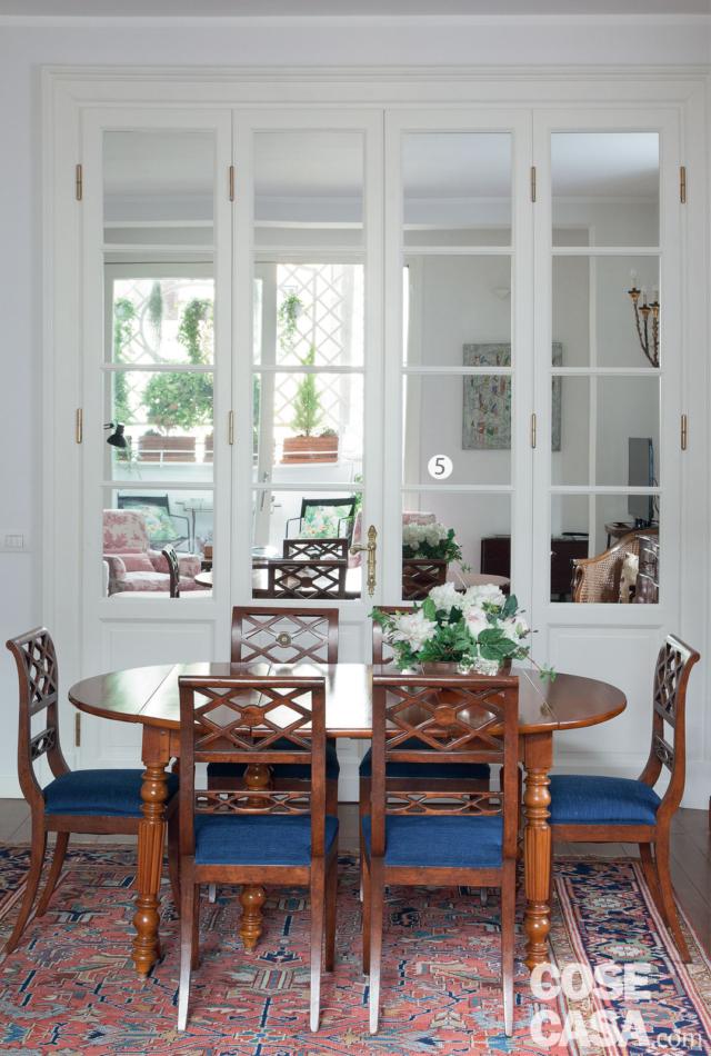 tavolo da pranzo, sedie, porta a libro chiusa con ante specchiate, tappeto, pavimento in parquet tavolo da pranzo, sedie, porta a libro chiusa con ante specchiate, tappeto, pavimento in parquet