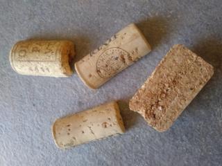 Per realizzare dei galleggianti, tagliate a metà i tappi di sughero... Per realizzare dei galleggianti, tagliate a metà i tappi di sughero...