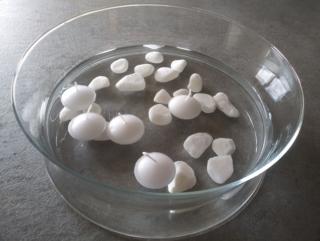 In una ciotola piena d’acqua, posate i sassi sul fondo e aggiungete le candele galleggianti. In una ciotola piena d’acqua, posate i sassi sul fondo e aggiungete le candele galleggianti.