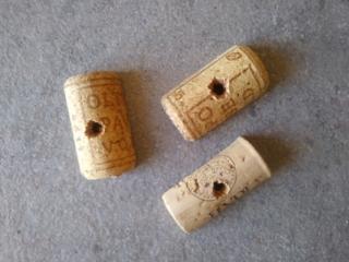 …e forateli per inserirvi i gambi dei fiori. Tagliate gli eccessi. …e forateli per inserirvi i gambi dei fiori. Tagliate gli eccessi.